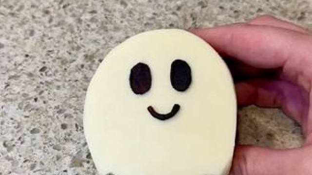 "幽灵纸杯蛋糕️ 一口下去，仿佛幽灵在口中跳舞！是不是觉得有趣又新奇？快来试试这个超乎想象的美食挑战