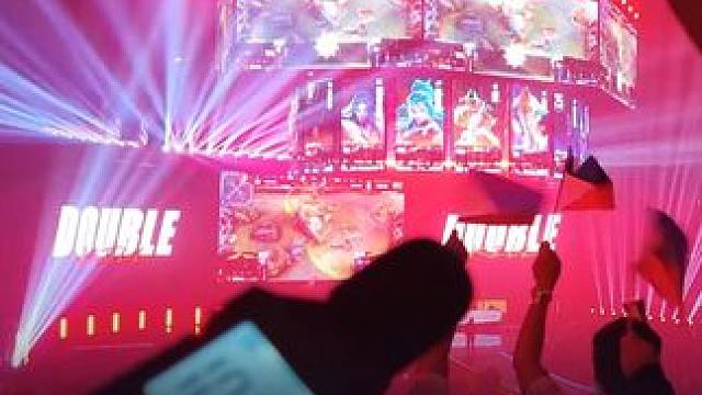 一起感受M6世界总决赛冲破云霄的欢呼声，感受粉丝的激情与狂热。#决胜巅峰世界总决赛 #决胜巅峰全球电