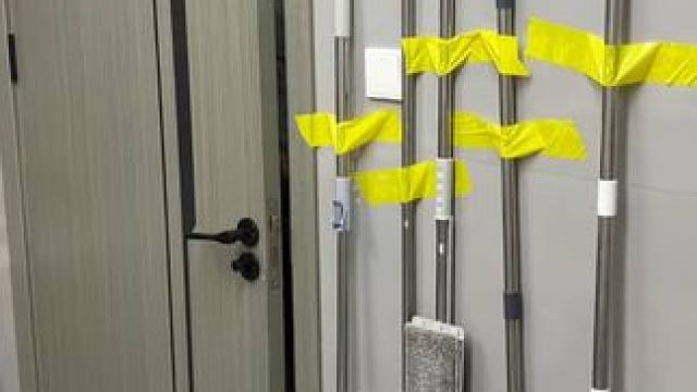 吸盘拖把夹 家里的拖把像这样挂在墙壁上面不就卫生方便多了，装门后面既美观还不会影响开关门#免打孔  