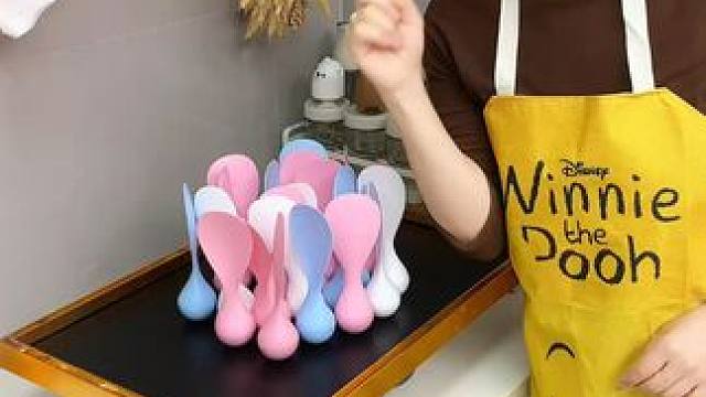 不倒翁饭勺 家里饭勺沾满米饭的，
可以试试这个不倒翁饭勺。不粘米饭勺，用完还可以站立在台面，干净又卫