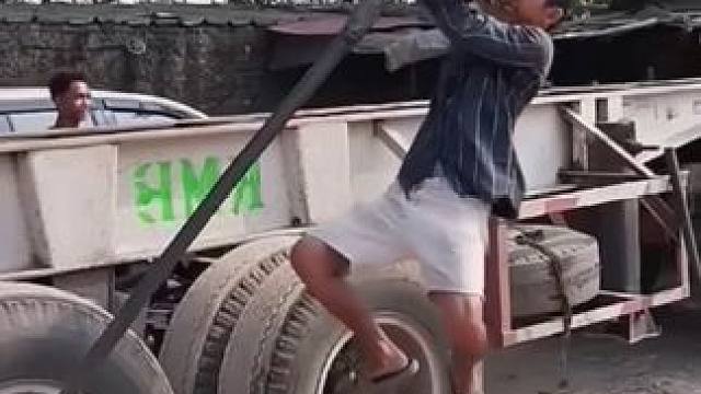 巴基斯坦旧车胎二次修复手艺。 #旧胎翻新 #焕然一新 #二手轮胎 #轮胎安装 #结实耐用