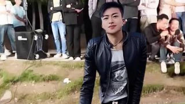 小伙双腿虽有残疾，但对舞蹈的热情始终不变