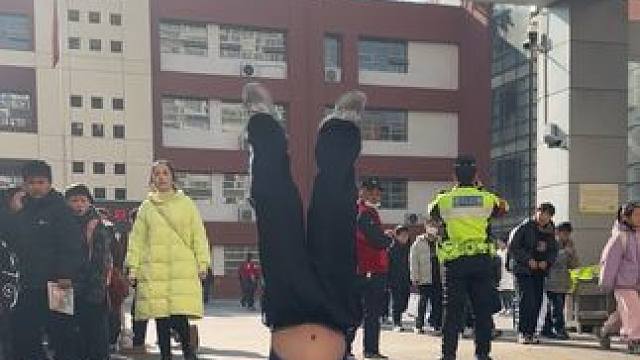 小男孩放学出校门突然练武，震惊所有家家和同学。 #武术 #中华武术博大精深 #冬练三九夏练三伏 #武