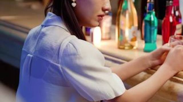 女孩想怀个孩子半夜跑到酒吧碰瓷帅哥，岂料帅哥的身份可不简单 #好剧分享 #短剧推荐 #越看越上头的好