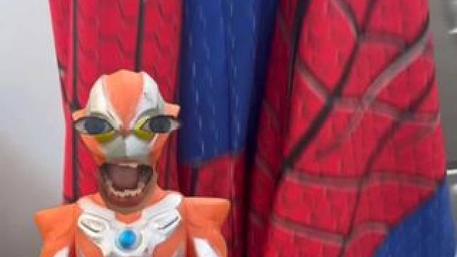 佩奇把臭臭拉在了奥特曼的衣服上#奥特曼 #奥体曼玩具 #小猪佩奇玩具