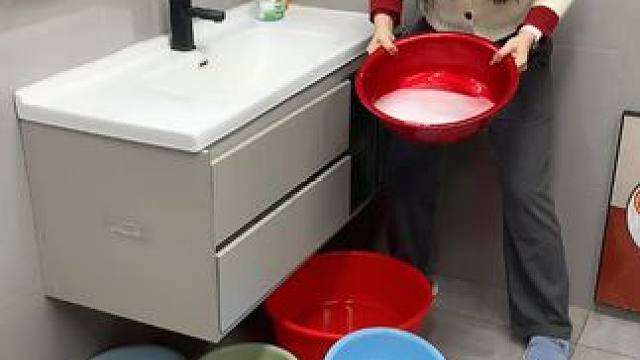 小狗挂钩 这款#吸盘脸盆挂钩 真不错，免打孔上墙，全家的脸盆都能上墙收纳不占地方，大号脸盆也没问题，