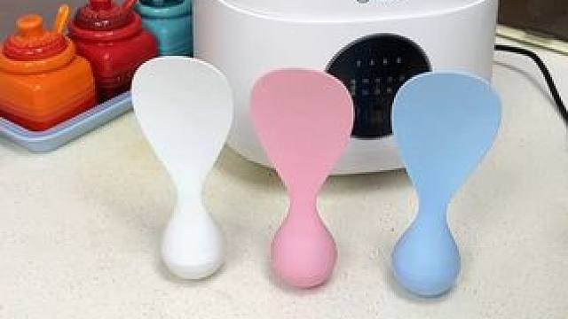 可站立不倒翁饭勺 家里饭勺沾满米饭的，
可以试试这个不倒翁饭勺。不粘米饭勺，用完还可以站立在台面，干