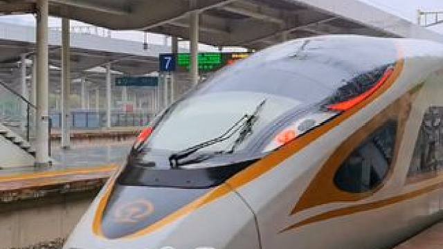 依旧还是熟悉的站台，一年多前在此拍摄的长编兔兔却再也回不来！ #中国铁路 #复兴号 #CR400BF