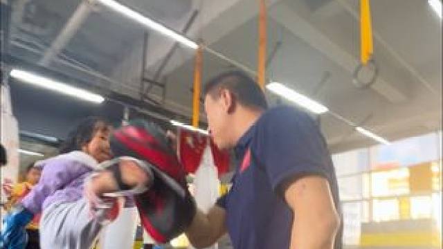 哈哈，小拳手上线啦！挑战自己的极限###自由搏击 #日常训练 #少儿运动 #同城