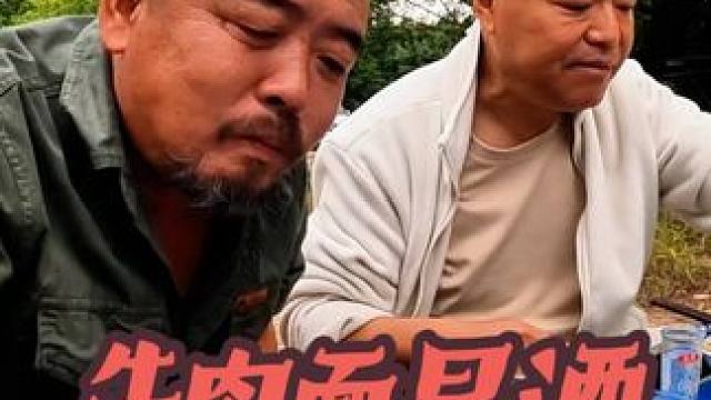 两个酒鬼早餐吃牛肉面，干了三杯白酒，太不像话了#自驾游 #床车生活