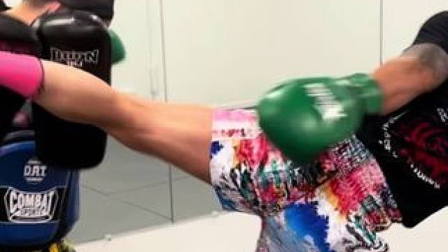 泰拳培训。中间的是馆长兼教练
美籍缅甸华裔
 国、 粤、缅、英，多种语言