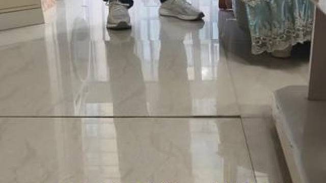 日月星城，地面瓷砖全部翘完了