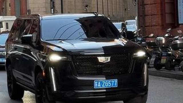 什么叫压迫感，美式全尺寸suv  大v8#凯雷德 #上海豪车街拍