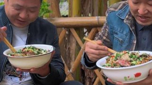 挖点野韭菜爆炒腊肉，再来一大碗米饭，大口吃饭才香！ #新农人计划2024 #农村美