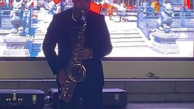 他一定很享受此时演奏的状态