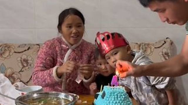 幸福的定义是，他们奔跑在雨里，但同样奔跑在幸福里 #有金夫妇 #亲情 #治愈 #有金云南恋综 #爱情