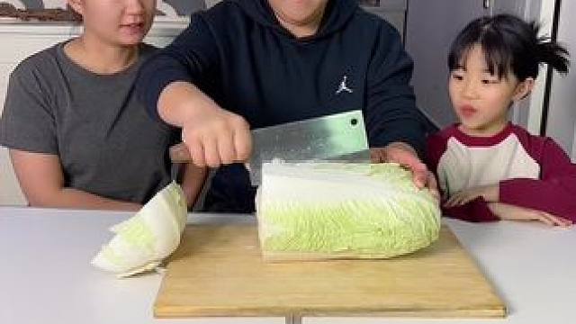 女儿要吃娃娃菜了，老婆要吃大白菜，还好我聪明！ #笑花小王令