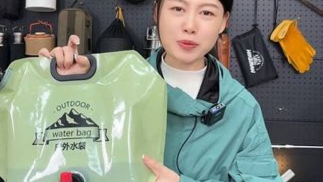 食品级材质，啤酒，饮料，矿泉水都可以装，而且自带水龙头，用完之后还能折叠起来 #户外水袋 #储水袋 