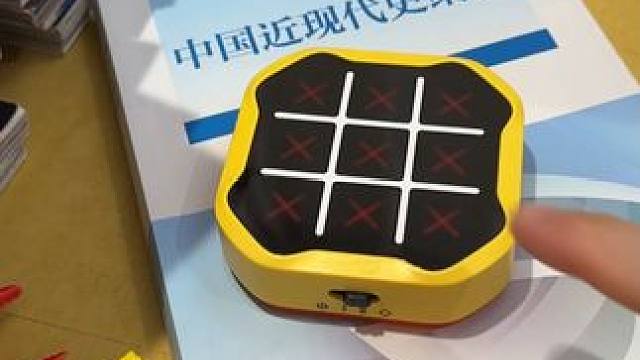 对面的人机有点东西，但不多~ #井字棋 #玩个很新的东西