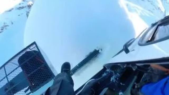 天高任鸟飞，自由才是主旋律 #顶峰滑雪才是真自由 #这才是滑雪人的出场方式 #滑雪 #极限运动