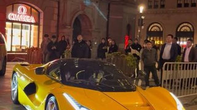 外滩偶遇小酷哥，开着法拉利拉法，带18岁复旦校花来外滩兜风，路人全是羡慕的眼神#法拉利拉法#dou是