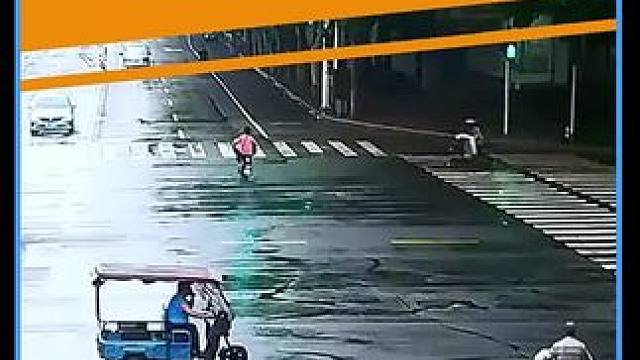 这下估计以后再也不敢闯红灯了吧！