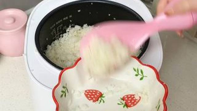 不倒翁饭勺 家里饭勺沾满米饭的，
可以试试这个不倒翁饭勺。不粘米饭勺，用完还可以站立在台面，干净又卫