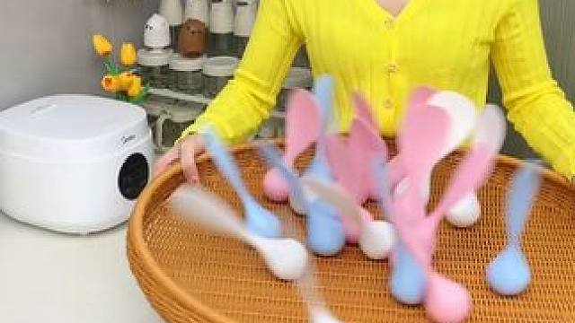 不倒翁饭勺 家里饭勺沾满米饭的，
可以试试这个不倒翁饭勺。不粘米饭勺，用完还可以站立在台面，干净又卫