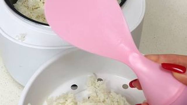 不倒翁饭勺 家里饭勺沾满米饭的，
可以试试这个不倒翁饭勺。不粘米饭勺，用完还可以站立在台面，干净又卫