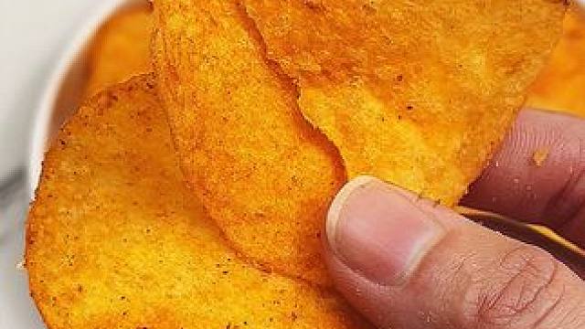 “滇锅锅原切土豆片，酥酥脆脆，喜欢吃薯片的别错过啦”！ #滇锅锅土豆片 #好吃到停不下来 #追剧小零