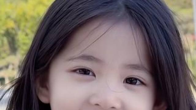 小女孩与大人对话思路清晰，笑容治愈。