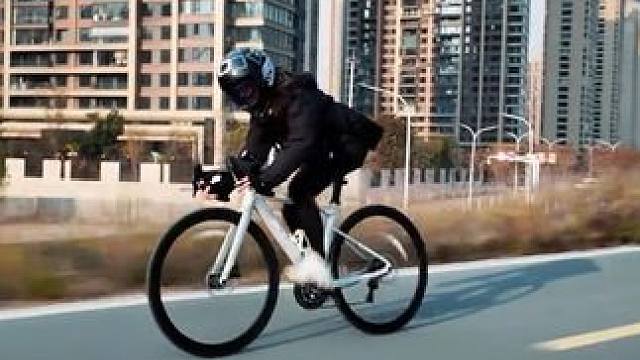 小姐姐在一声声夸奖中迷失了自我。#自行车摄影