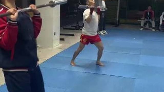 搏击馆里没有冬天！#训练场日常 #自由搏击训练