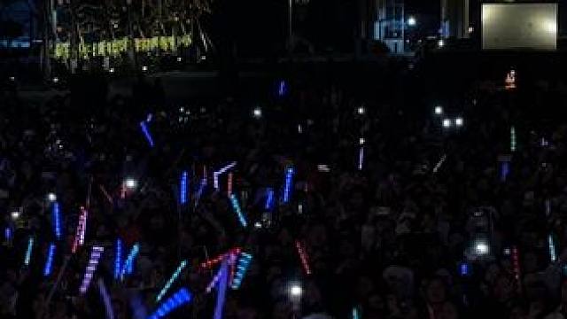 谁家学校篝火晚会这么嗨啊？哦！是川影#篝火晚会 #万人合唱 #四川电影电视学院