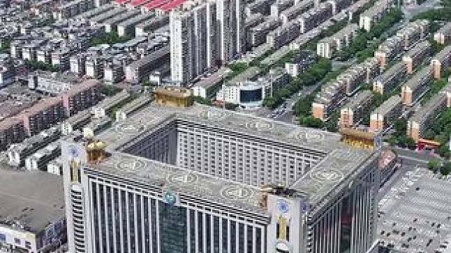 这是全球最大的单体建筑之一，国内最豪横的商场，外观似鼎，楼顶配有八个停机坪，真的太壮观了，你来过吗？