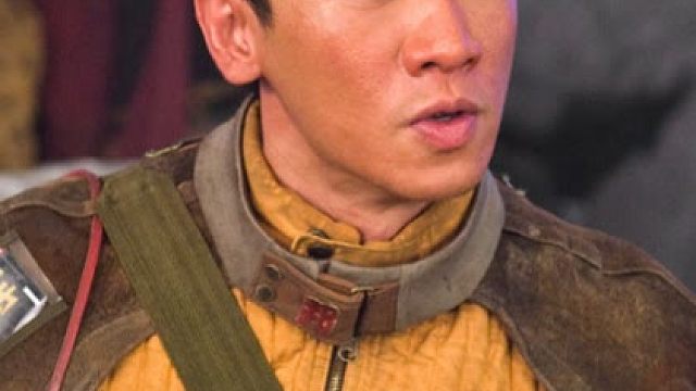 两口子正在超市打情骂俏，不料地震突然来袭，这下悲剧了