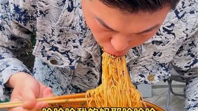 河南小伙挑战2斤面，竟然只花了1分51秒，还没吃饱！#美食 #挑战 #重庆小面 #调料 #吃面
