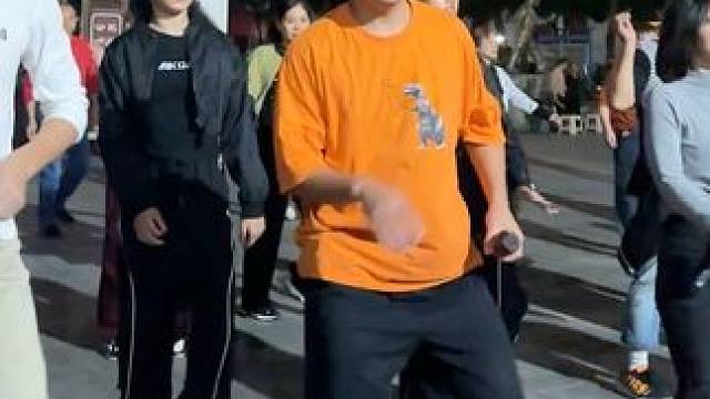 广场舞要的就是这种气氛！ #广场男孩 #年会舞蹈可以准备起来了 #零基础广场舞！