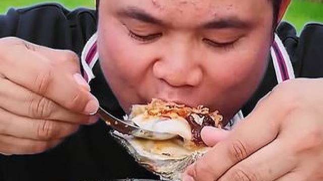 鲜辣椒酱️刺身大生蚝薄荷叶 #泰国主播吃美食视频 #泰国美食 #泰国大叔#内容启发搜