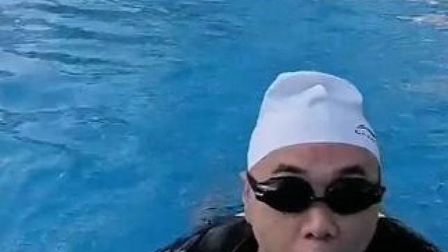 学习蛙泳换气方法，掌握吐气技巧，这样游蛙泳才轻松 #泳池拍摄 #学游泳我是认真的 