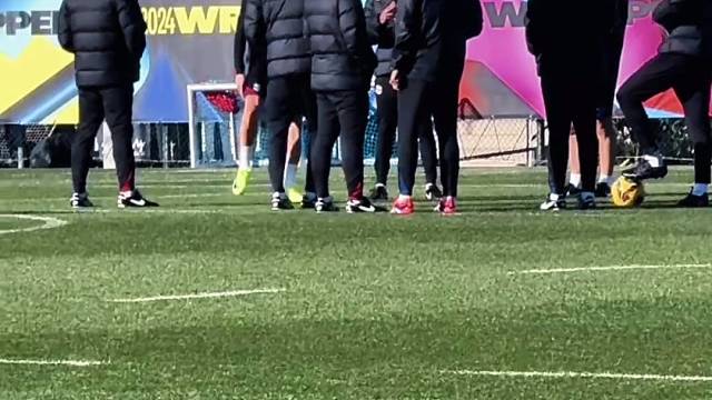 弗里克和莱万训练赛聊天，跟哥俩一样