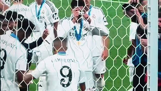 贝林厄姆客串摄影师，给姆巴佩拍照