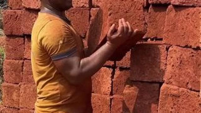 印度红石大砖头砌筑的坚固房屋。 #印度房屋 #砌墙