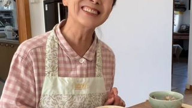 送你一碟爽口小凉菜 我常做的就是拌三丝，粉丝、胡萝卜丝、青椒丝等，都可以，除此之外还可以做汤#裙带 