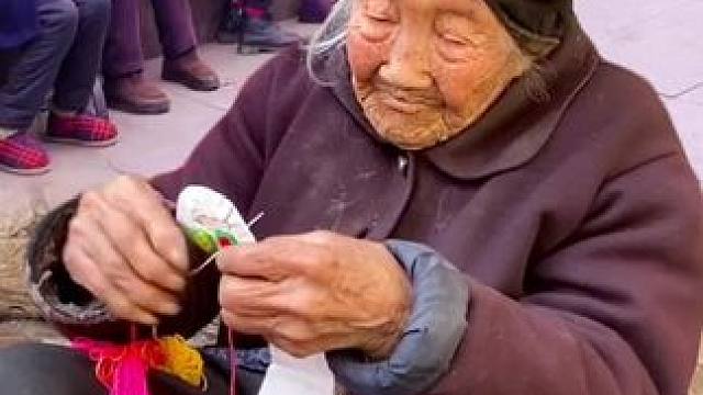 102岁的老奶奶眼神太好了，还能纳鞋底