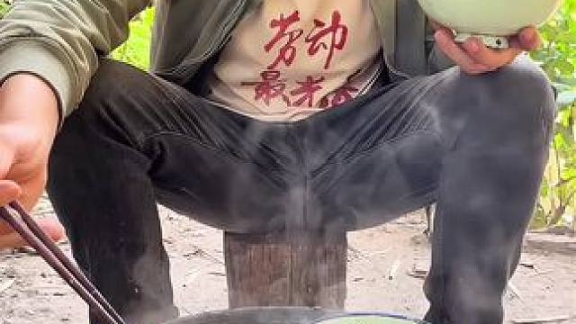 #我的乡村生活 #农村美食 #农村生活 
#冬季暖胃美食 煮个蔬菜鱼吃完了去干活