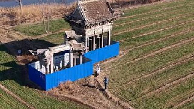 山西汾河边的古建筑，狐零零的屹立在田野中，残破不堪，你知道为什么不修善吗？#山西古建筑 #历史建筑 