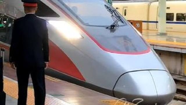 来自广铁二当家的红神龙！ #中国铁路 #复兴号 #CR400AF #动车组 #铁路摄影