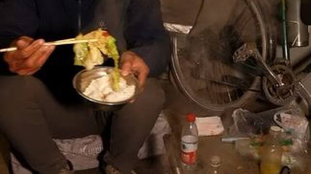 冬季骑行西藏，天黑借宿集装箱房保暖又挡风，晚上炒个包菜真下饭 #刘伟元的旅行 #骑行西藏 #户外生活