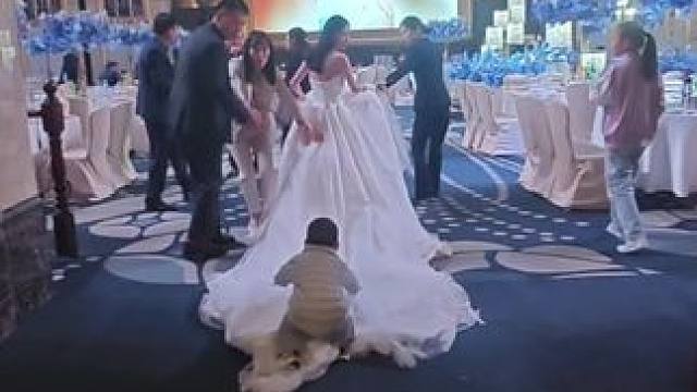 还好我按了暂停，不然他就摔倒了#新婚现场 #新娘出场 #摄影师 #拍摄花絮